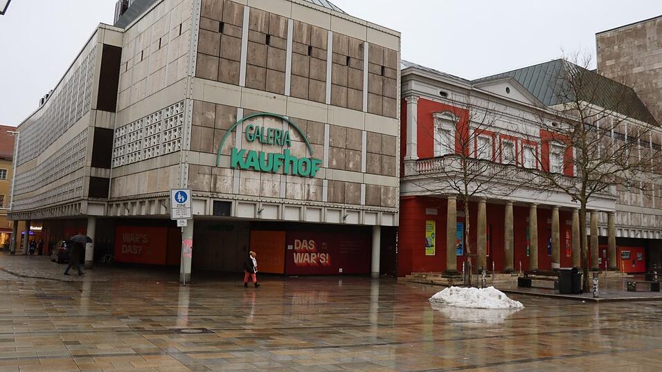 Das Kaufhof-Geb&auml;ude am Neupfarrplatz steht weiter leer.