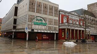 Das Kaufhof-Geb&auml;ude am Neupfarrplatz steht weiter leer.