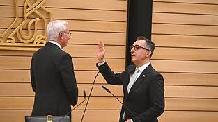 Nach seiner Wahl wurde &Ouml;zdemir als Ministerpr&auml;sident vereidigt.