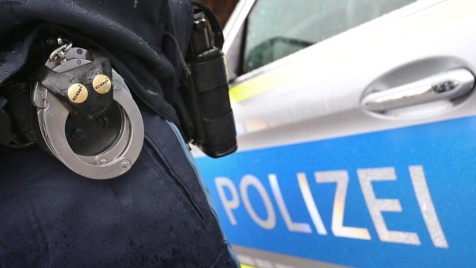 Mehrere Streifen der Verkehrspolizei und Polizeiinspektion Kempten waren zur Unfallaufnahme im Einsatz. (Symbolbild) Mehrere Streifen der Verkehrspolizei und Polizeiinspektion Kempten waren zur Unfallaufnahme im Einsatz. (Symbolbild)
