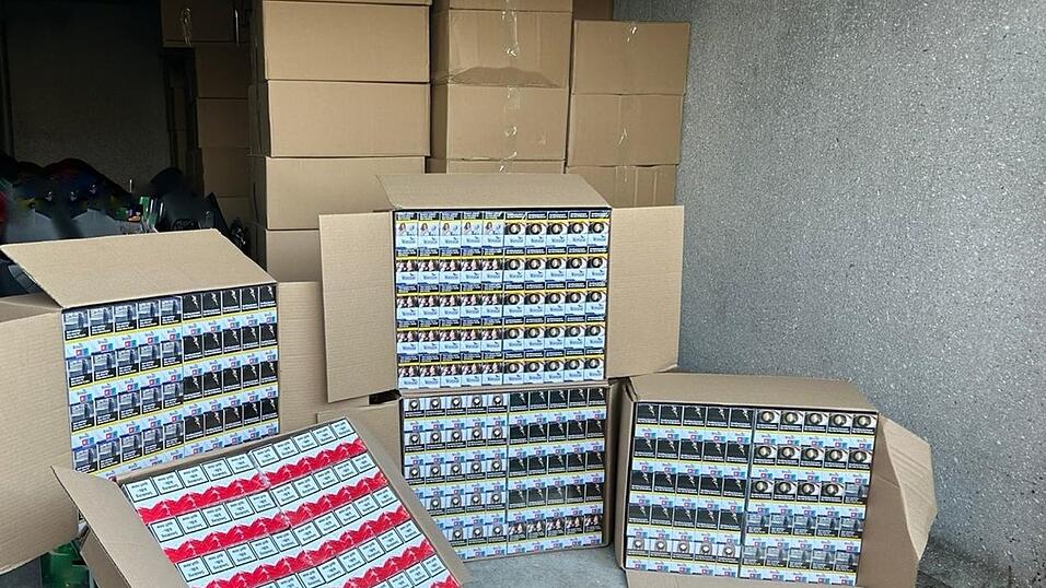 Der Zugriff erfolgte bereits in der vergangenen Woche als eine Observationseinheit des Zollfahndungsamts Essen die Auslieferung und Übergabe der Ware beobachtete. Der Zugriff erfolgte bereits in der vergangenen Woche als eine Observationseinheit des Zollfahndungsamts Essen die Auslieferung und Übergabe der Ware beobachtete.