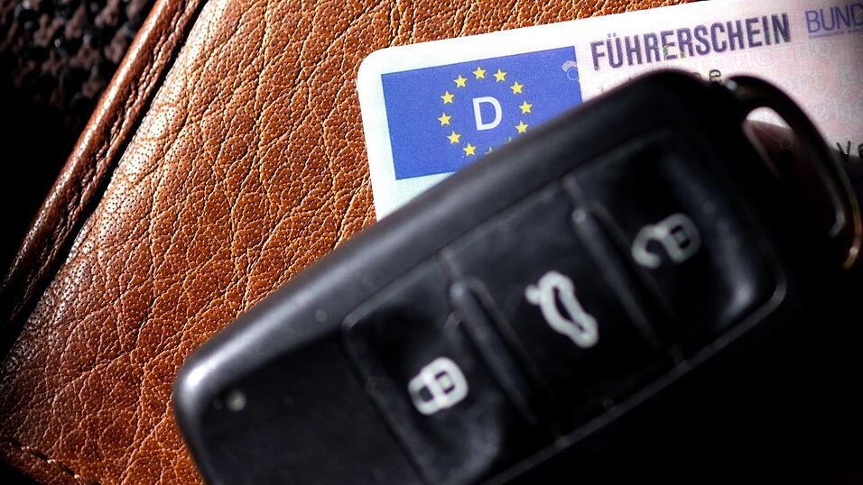 Die Polizei beschlagnahmt den Autoschl&uuml;ssel des Mannes. (Symbolbild)