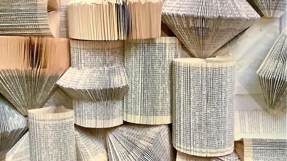 Seitenmosaik: Ein Kunstwerk aus unterschiedlich geschnittenen Bücherseiten. Seitenmosaik: Ein Kunstwerk aus unterschiedlich geschnittenen Bücherseiten.