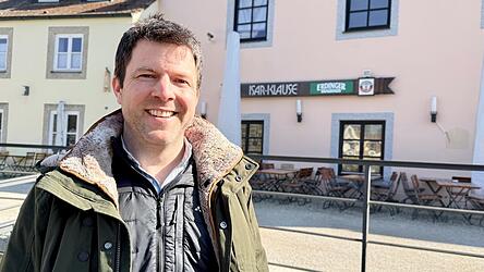 Johannes Rauchenecker, Chef der Hohenthanner Schlossbrauerei, auf dem Isarflo&szlig; vor der &bdquo;Isarklause&ldquo;. Nach dem Umbau soll dort ein neues bayerisches Wirtshaus entstehen.