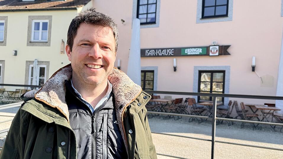 Johannes Rauchenecker, Chef der Hohenthanner Schlossbrauerei, auf dem Isarflo&szlig; vor der &bdquo;Isarklause&ldquo;. Nach dem Umbau soll dort ein neues bayerisches Wirtshaus entstehen.
