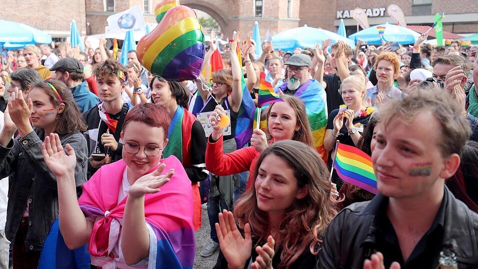 Knapp 2.000 Teilnehmer feierten am Samstag in Landhut den ersten Christopher-Street-Day Niederbayerns.