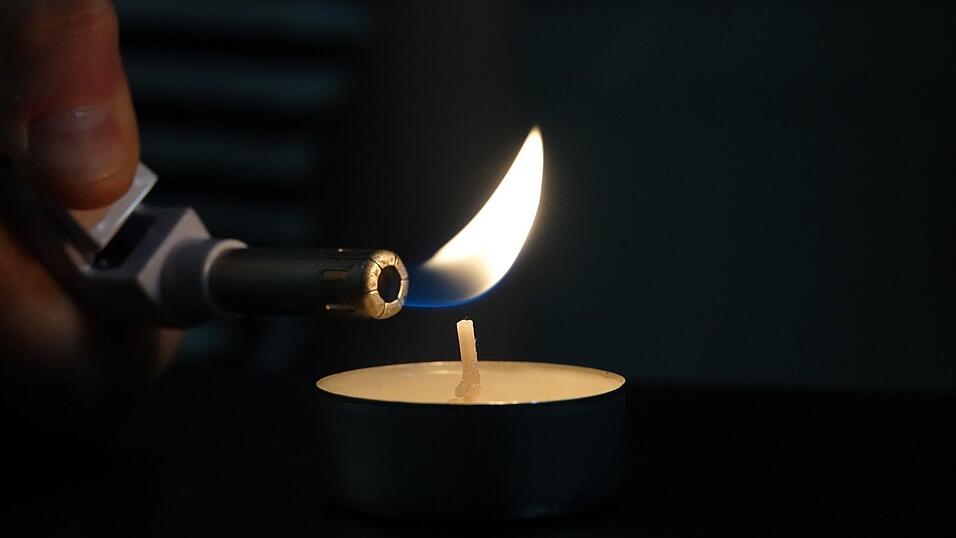 Bewohner haben offenbar auf der Terrasse eine brennende Kerze vergessen und einen Brand verursacht. (Symbolbild) Bewohner haben offenbar auf der Terrasse eine brennende Kerze vergessen und einen Brand verursacht. (Symbolbild)