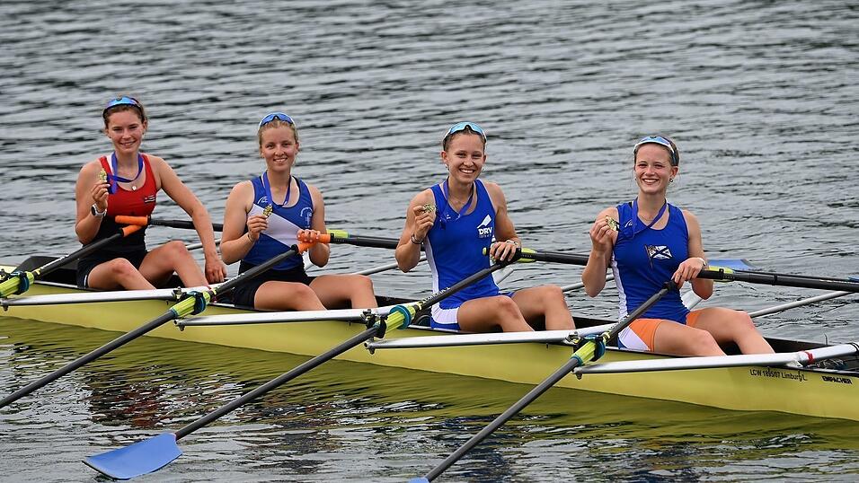 Über Gold und den deutschen Meistertitel konnte sich im leichten Vierer Anna Schmidbauer (2.v.r.) mit den Sportlerinnen aus Regensburg, Ulm und Limburg freuen. Über Gold und den deutschen Meistertitel konnte sich im leichten Vierer Anna Schmidbauer (2.v.r.) mit den Sportlerinnen aus Regensburg, Ulm und Limburg freuen.
