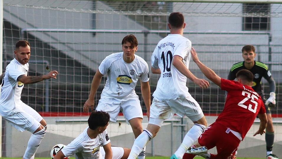 Alles reinwerfen: Das musste die SpVgg Landshut um Max Zischler, Moritz Sossau, Robin Oswald und Tobias Steer (von links) bereits im Hinspiel gegen Seebach, um den TSV - hier in Person von Alexander Heindl (rechts) - in den Griff zu bekommen und den Dreier zu holen. Alles reinwerfen: Das musste die SpVgg Landshut um Max Zischler, Moritz Sossau, Robin Oswald und Tobias Steer (von links) bereits im Hinspiel gegen Seebach, um den TSV - hier in Person von Alexander Heindl (rechts) - in den Griff zu bekommen und den Dreier zu holen.