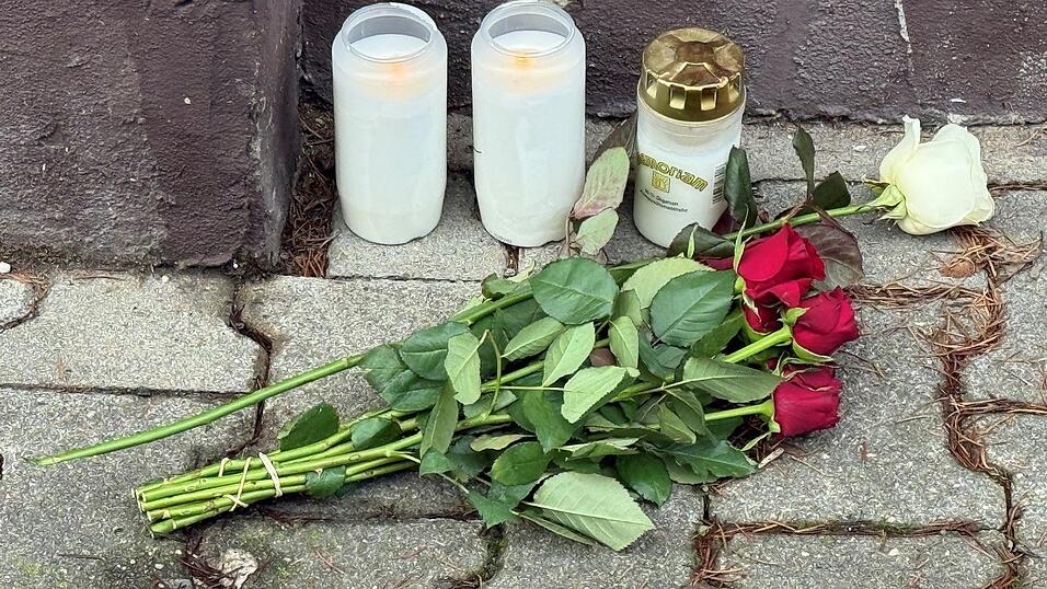 Am Tatort wurden Kerzen und Blumen abgelegt. Am Tatort wurden Kerzen und Blumen abgelegt.