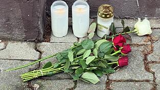 Am Tatort wurden Kerzen und Blumen abgelegt.