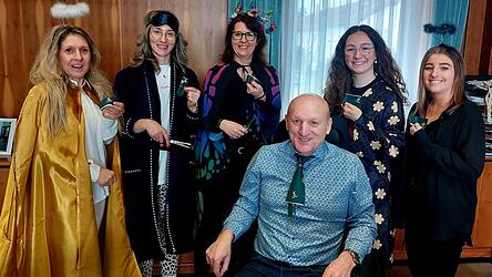 B&uuml;rgermeister Franz Asters Krawatte musste dran glauben.