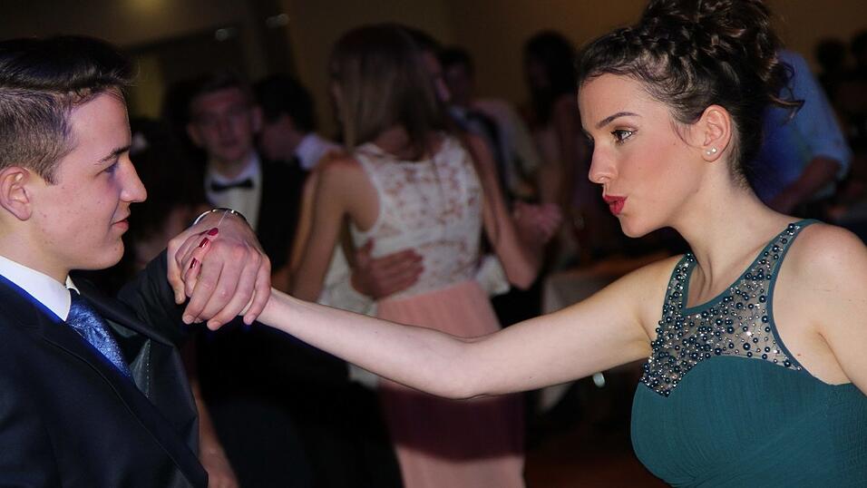 Die Bilder vom Abschlussball der Tanzschule Seidel in der Fraunhofer-Halle am 28. November. Die Bilder vom Abschlussball der Tanzschule Seidel in der Fraunhofer-Halle am 28. November.