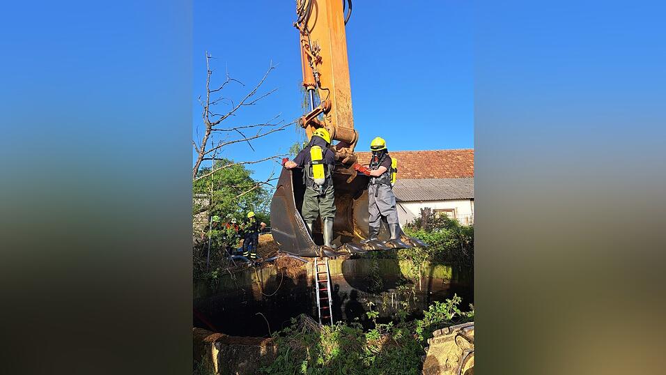 Mit Atemschutz wurden zwei Feuerwehrleute in die Güllegrube hinabgelassen.