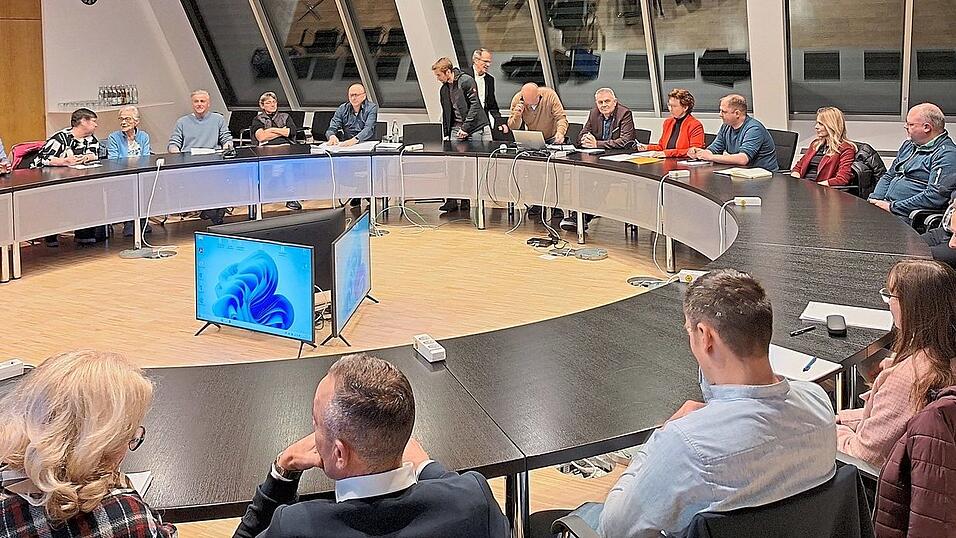 In einer Anliegerversammlung wurden die Umbauarbeiten am Stadtplatz und die damit verbundenen Einschr&auml;nkungen erl&auml;utert.