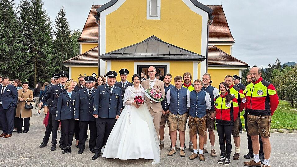 Das Brautpaar vor dem Kolmsteiner Kircherl mit Vertretern der Vereine.