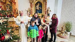 Täufling Laura auf dem Arm ihrer Patin Nicole Marchl; mit im Bild sind Pfarrer Johann Wutz, Ministrantin Romy Haselsteiner und die Eltern Kai und Anna-Maria Drexler. Täufling Laura auf dem Arm ihrer Patin Nicole Marchl; mit im Bild sind Pfarrer Johann Wutz, Ministrantin Romy Haselsteiner und die Eltern Kai und Anna-Maria Drexler.