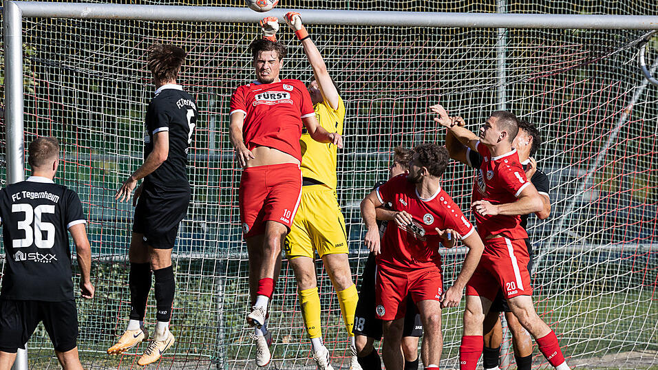 Als Aufsteiger hat sich Türk Gücü Straubing in der Landesliga sehr schnell zum Spitzenteam gemausert. Die Aufgabe beim Tabellenführer Burglengenfeld wird aber zusätzlich dadurch erschwert, dass einige Spieler gesperrt, verletzt oder, wie Fynn Spielvogel - hier bei einem Kopfball in der Partie gegen Tegernheim - , zumindest angeschlagen sind. Als Aufsteiger hat sich Türk Gücü Straubing in der Landesliga sehr schnell zum Spitzenteam gemausert. Die Aufgabe beim Tabellenführer Burglengenfeld wird aber zusätzlich dadurch erschwert, dass einige Spieler gesperrt, verletzt oder, wie Fynn Spielvogel - hier bei einem Kopfball in der Partie gegen Tegernheim - , zumindest angeschlagen sind.