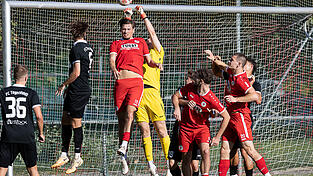 Als Aufsteiger hat sich Türk Gücü Straubing in der Landesliga sehr schnell zum Spitzenteam gemausert. Die Aufgabe beim Tabellenführer Burglengenfeld wird aber zusätzlich dadurch erschwert, dass einige Spieler gesperrt, verletzt oder, wie Fynn Spielvogel - hier bei einem Kopfball in der Partie gegen Tegernheim - , zumindest angeschlagen sind. Als Aufsteiger hat sich Türk Gücü Straubing in der Landesliga sehr schnell zum Spitzenteam gemausert. Die Aufgabe beim Tabellenführer Burglengenfeld wird aber zusätzlich dadurch erschwert, dass einige Spieler gesperrt, verletzt oder, wie Fynn Spielvogel - hier bei einem Kopfball in der Partie gegen Tegernheim - , zumindest angeschlagen sind.