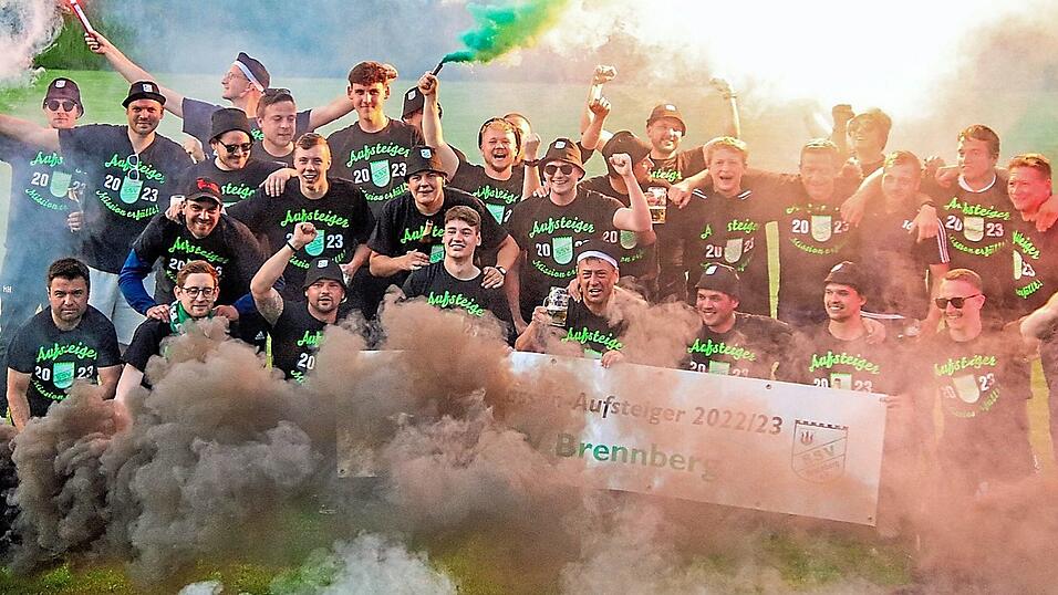 Grund zum Feiern: Der SSV Brennberg schaffte am Sonntag in der Relegation gegen Batzhausen den Aufstieg in die Kreisklasse. Grund zum Feiern: Der SSV Brennberg schaffte am Sonntag in der Relegation gegen Batzhausen den Aufstieg in die Kreisklasse.