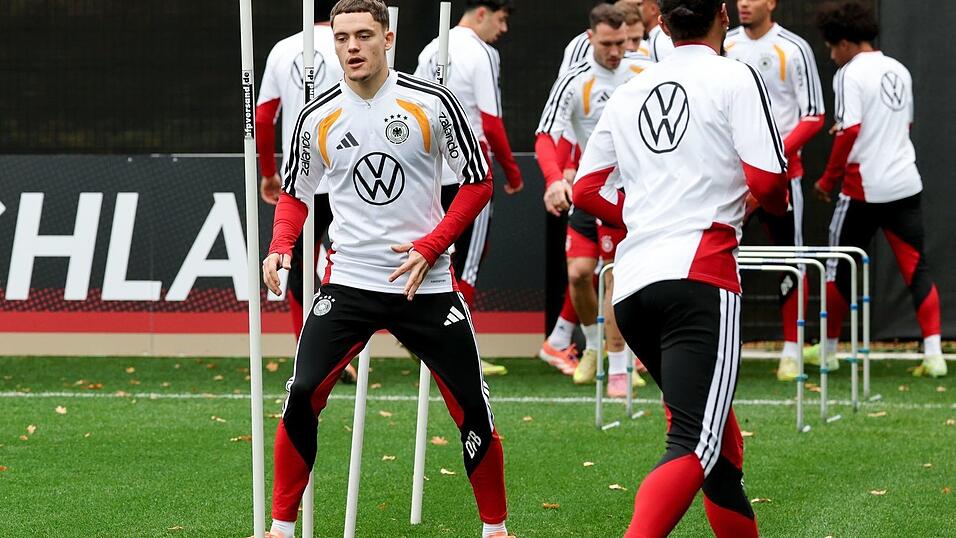 Kevin Schlotterbeck konnte nicht mit Florian Wirtz (vorn) trainieren.