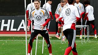 Kevin Schlotterbeck konnte nicht mit Florian Wirtz (vorn) trainieren.