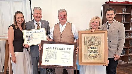 Die Schreinerei Butzmann feierte ihr 150. Jubil&auml;um; von links: Theresa Butzmann, Hans Kastl sowie Stefan, Sieglinde und Tobias Butzmann.
