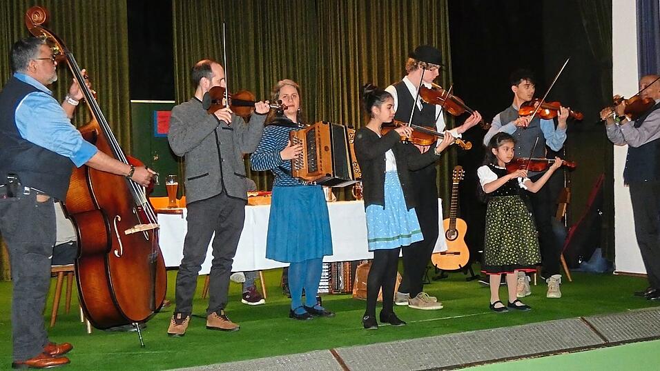 Beim Festakt musizierten Gro&szlig; und Klein gemeinsam.