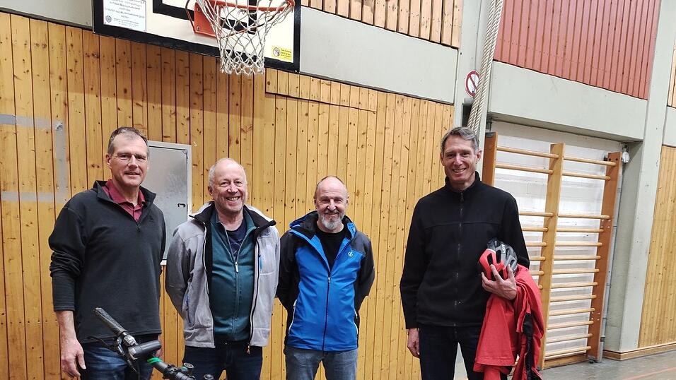 Zeigten den Bruckner-Schülern, was für Radler wichtig ist (v.l.): Toni Parzefall, Gunther Spangenberg, Alex Meier und Sebastian Kilburg. Zeigten den Bruckner-Schülern, was für Radler wichtig ist (v.l.): Toni Parzefall, Gunther Spangenberg, Alex Meier und Sebastian Kilburg.