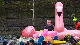 Teils bunt kostümiert schwimmen in und auf der eiskalten Donau Rettungsschwimmer. Teils bunt kostümiert schwimmen in und auf der eiskalten Donau Rettungsschwimmer.