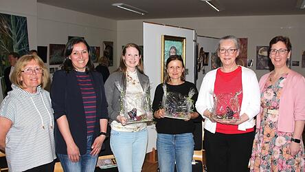 Mit gl&auml;sernen Osserspatzen bedankte sich TI-Leiterin Christine Vogl bei den drei Autorinnen Malinda Dee McDonald, Evi Lemberger und Kerstin Brandl (v.r.). Mit im Bild sind TI-Mitarbeiterin Diana Stocker und Rita Lemberger, die f&uuml;r das &bdquo;Catering&ldquo; sorgte.