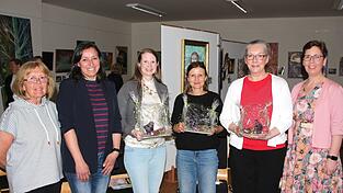 Mit gläsernen Osserspatzen bedankte sich TI-Leiterin Christine Vogl bei den drei Autorinnen Malinda Dee McDonald, Evi Lemberger und Kerstin Brandl (v.r.). Mit im Bild sind TI-Mitarbeiterin Diana Stocker und Rita Lemberger, die für das „Catering“ sorgte. Mit gläsernen Osserspatzen bedankte sich TI-Leiterin Christine Vogl bei den drei Autorinnen Malinda Dee McDonald, Evi Lemberger und Kerstin Brandl (v.r.). Mit im Bild sind TI-Mitarbeiterin Diana Stocker und Rita Lemberger, die für das „Catering“ sorgte.