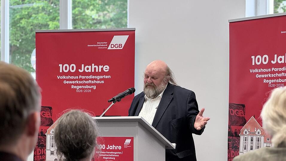 Rainer Ehm unternahm beim Festakt anlässlich 100 Jahre Volkshaus Paradiesgarten einen kurzen Ausflug in die Geschichte der Regensburger Arbeiterbewegung. Rainer Ehm unternahm beim Festakt anlässlich 100 Jahre Volkshaus Paradiesgarten einen kurzen Ausflug in die Geschichte der Regensburger Arbeiterbewegung.