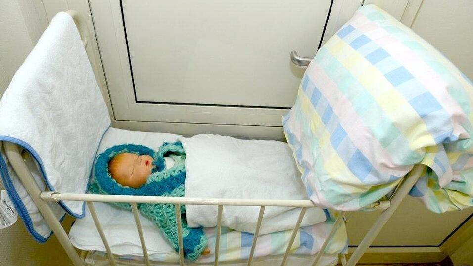 Nachdem das Baby - in diesem Fall eine Puppe - in der Klappe abgegeben wurde, wird ein Alarm ausgel&ouml;st. Dann kann sich darum gek&uuml;mmert werden. Foto: Ulli Scharrer