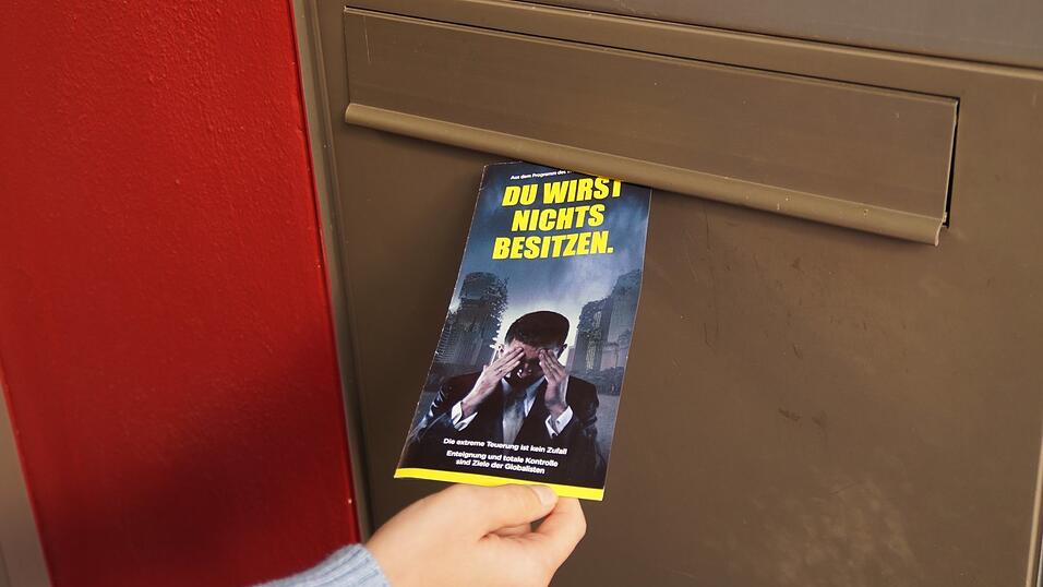 Der Kampagnen-Flyer von 'Auf 1' spielt mit der in diesen Zeiten ohnehin schon gro&szlig;en Verunsicherung der Gesellschaft. Es wird die These vermittelt, dass 'die Globalisten' - die m&auml;chtigsten Menschen der Welt - einen 'Great Reset' planen, an dessen Ende die Enteignung der B&uuml;rger steht.