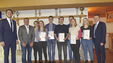 Ein Teil der geehrten Absolventen mit 2. Bürgermeister Christian Ettl und 3. Bürgermeister Franz Stahl (1 u. 2 v. l.) sowie Bürgermeister Manfred Reiner (rechts)