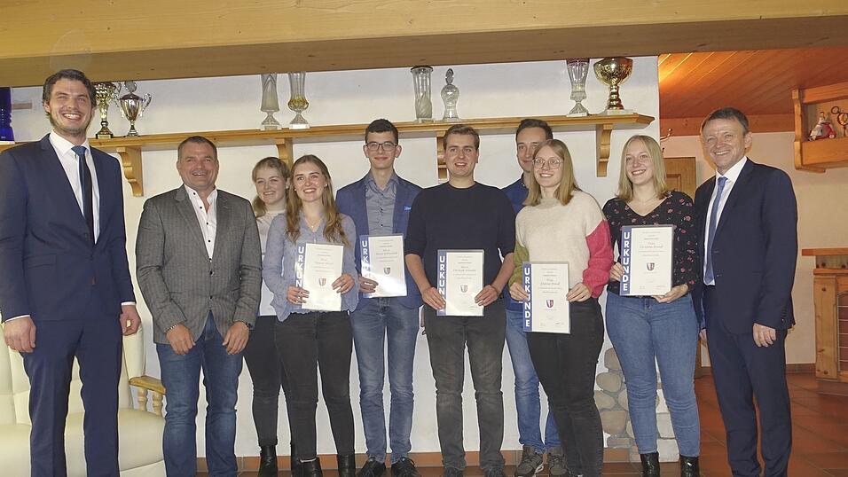 Ein Teil der geehrten Absolventen mit 2. Bürgermeister Christian Ettl und 3. Bürgermeister Franz Stahl (1 u. 2 v. l.) sowie Bürgermeister Manfred Reiner (rechts) Ein Teil der geehrten Absolventen mit 2. Bürgermeister Christian Ettl und 3. Bürgermeister Franz Stahl (1 u. 2 v. l.) sowie Bürgermeister Manfred Reiner (rechts)