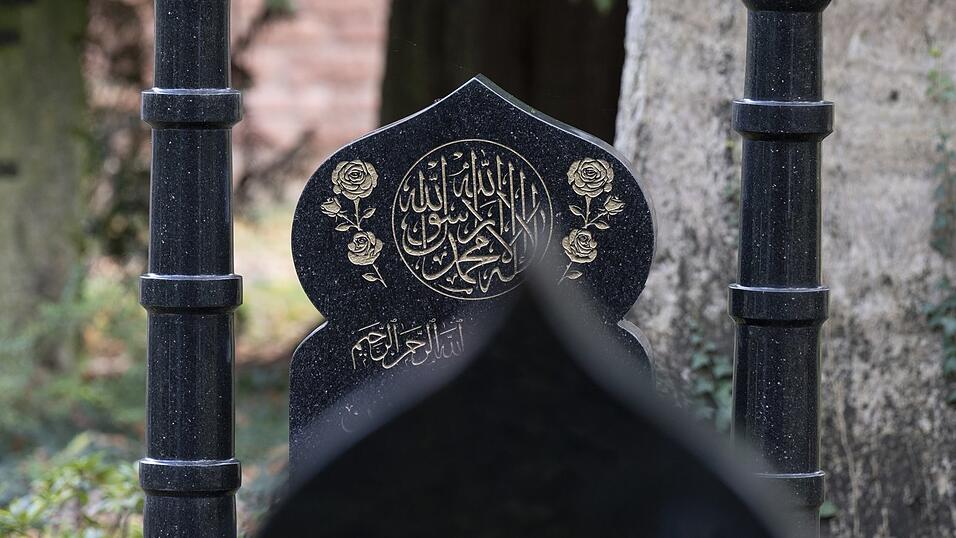 Ein muslimisches Grab auf einem Friedhof in Frankfurt. Viele Gemeinden verzeichnen eine steigende Nachfrage nach muslimischen Grabstätten. Ein muslimisches Grab auf einem Friedhof in Frankfurt. Viele Gemeinden verzeichnen eine steigende Nachfrage nach muslimischen Grabstätten.