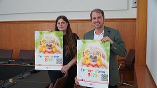 Anja Hobmaier und Bürgermeister Matthias Kohlmayer im Rathaussaal, welcher im Zuge des Ferienprogramms ebenfalls von den Kindern besucht werden kann.