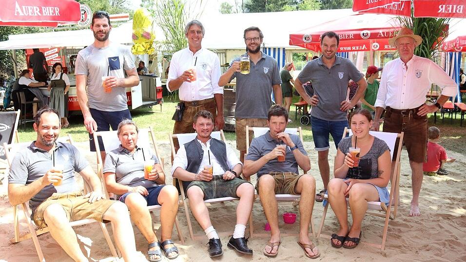 Ein Cocktail im Liegestuhl, v.l. hinten: Manuel Marouschek, Richard Linseisen, Lucas Onitsch, Florian Betzenbichler, Josef Betzenbichler; vorne: Thomas Betzenbichler, Katharina Betzenbichler, Julian Siedenberg, Michael Betzenbichler, Lisa Hausler.