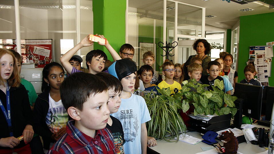 In der Internetredaktion 'idowa.de' gab Volontär Patrick Beckerle den Schülern einen Einblick in die Arbeitsweise einer Redaktion. (Foto: Pfeffer) In der Internetredaktion 'idowa.de' gab Volontär Patrick Beckerle den Schülern einen Einblick in die Arbeitsweise einer Redaktion. (Foto: Pfeffer)