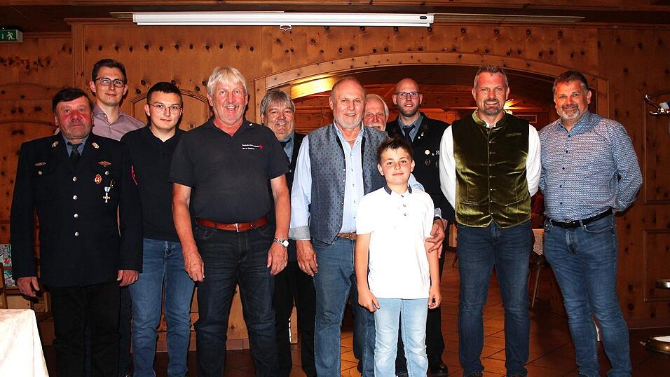 Die Abordnungen von Feuerwehr, BRK und Lichtenegger Bund gratulierten Karl Amberger sen. (mittig mit Enkel Linus) zum 70. Geburtstag.