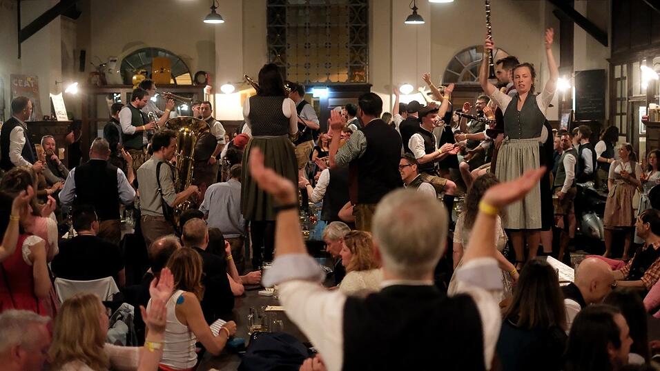 Partykl&auml;nge und z&uuml;nftige Kapellen, f&uuml;r jeden Nachtschw&auml;rmer in Tracht war etwas dabei.