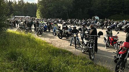 Einige der Maschinen vor Beginn der Jubiläumsrundfahrt des BMC Neukirchen b. Hl. Blut Einige der Maschinen vor Beginn der Jubiläumsrundfahrt des BMC Neukirchen b. Hl. Blut
