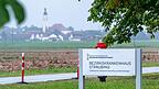 Zwischen dem Bezirkskrankenhaus und Alburg liegen nur wenige Felder. Die Alburger waren am Samstagabend verunsichert, doch die Männer werden wohl längst das Weite gesucht haben.