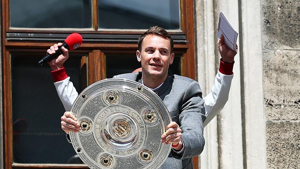 Ein gewohntes Bild: Manuel Neuer mit der Meisterschale auf dem M&uuml;nchner Rathausbalkon. (Archivbild)