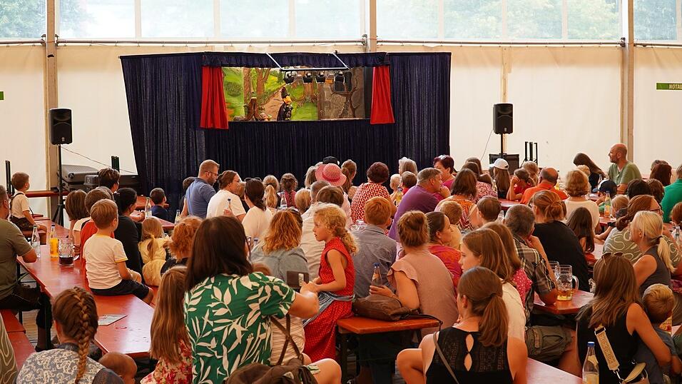 Das Kasperltheater zog zahlreiche Kinder und Eltern an.