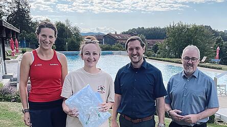 Deborah Wanninger (2. v. l.) kam als 40.000 Besucherin in das Freibad. Mit einem Geschenk bedankten sich die Verantwortlichen.