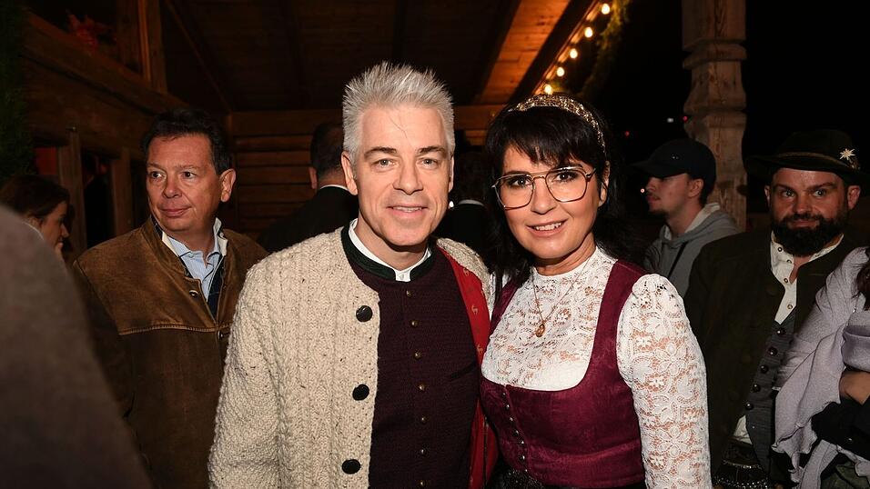 Der Comedian Michael Mittermeier und seine Frau Gudrun feiern beim 'Almauftrieb' im K&auml;fer-Zelt auf dem Oktoberfest.