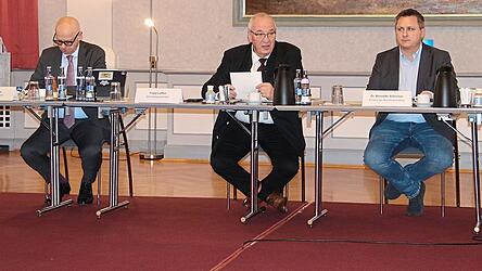 Bezirkstagspr&auml;sident Franz L&ouml;ffler (M.) liefert einen Ansto&szlig; zu Sozialstaatsreformen.